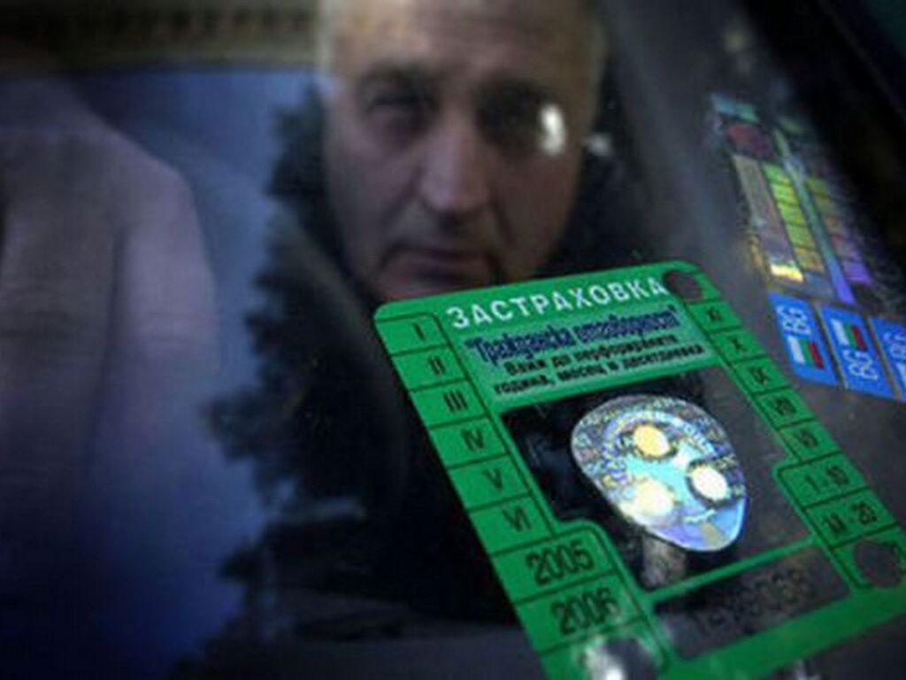 Край на досадното лепене на стикера за "Гражданска отговорност", шофьорите ще са длъжни обаче...