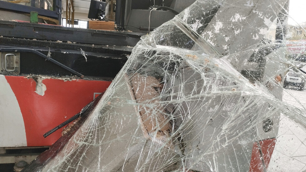 Тир блъсна ученически автобус край Свищов, има пострадали деца
