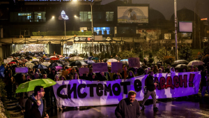 Протестиращи пред парламента в Скопие устроиха собствено Народно събрание<p style="font-size: 14px; color: red; margin-top: 8px; letter-spacing: 1px;">събота, 29 март 2025, 17:27:04</p>