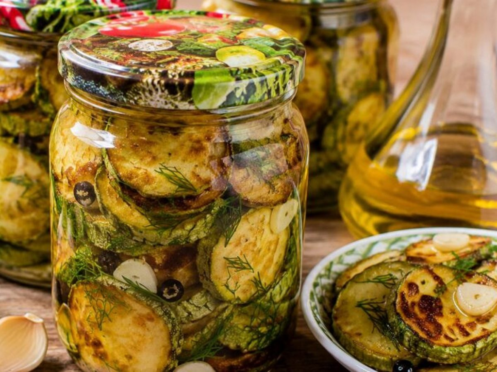 Пържени тиквички с чесън и копър в буркан: Любим летен вкус за студените дни
