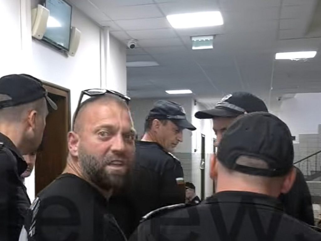 Съдът остави Стоян Колев под домашен арест, деца лагеруват пред блока му